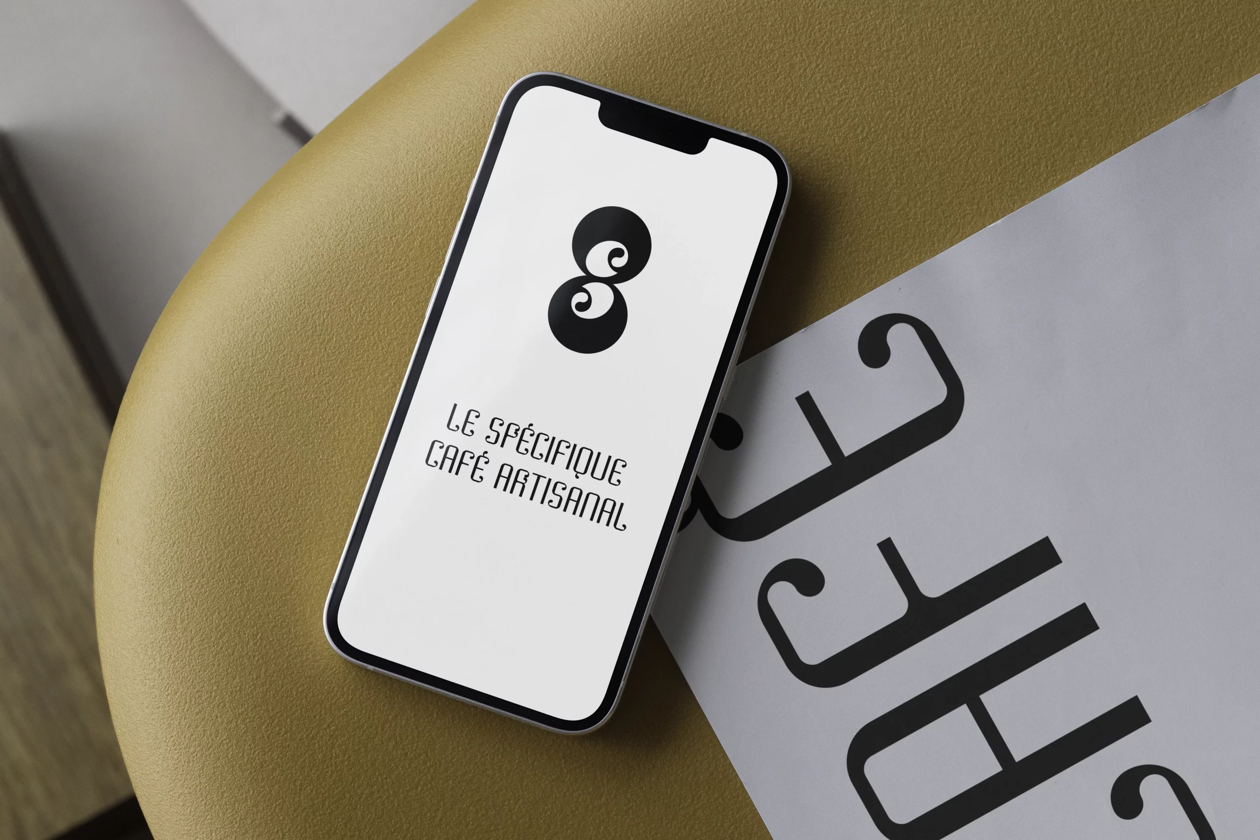 Smartphone montrant un site internet