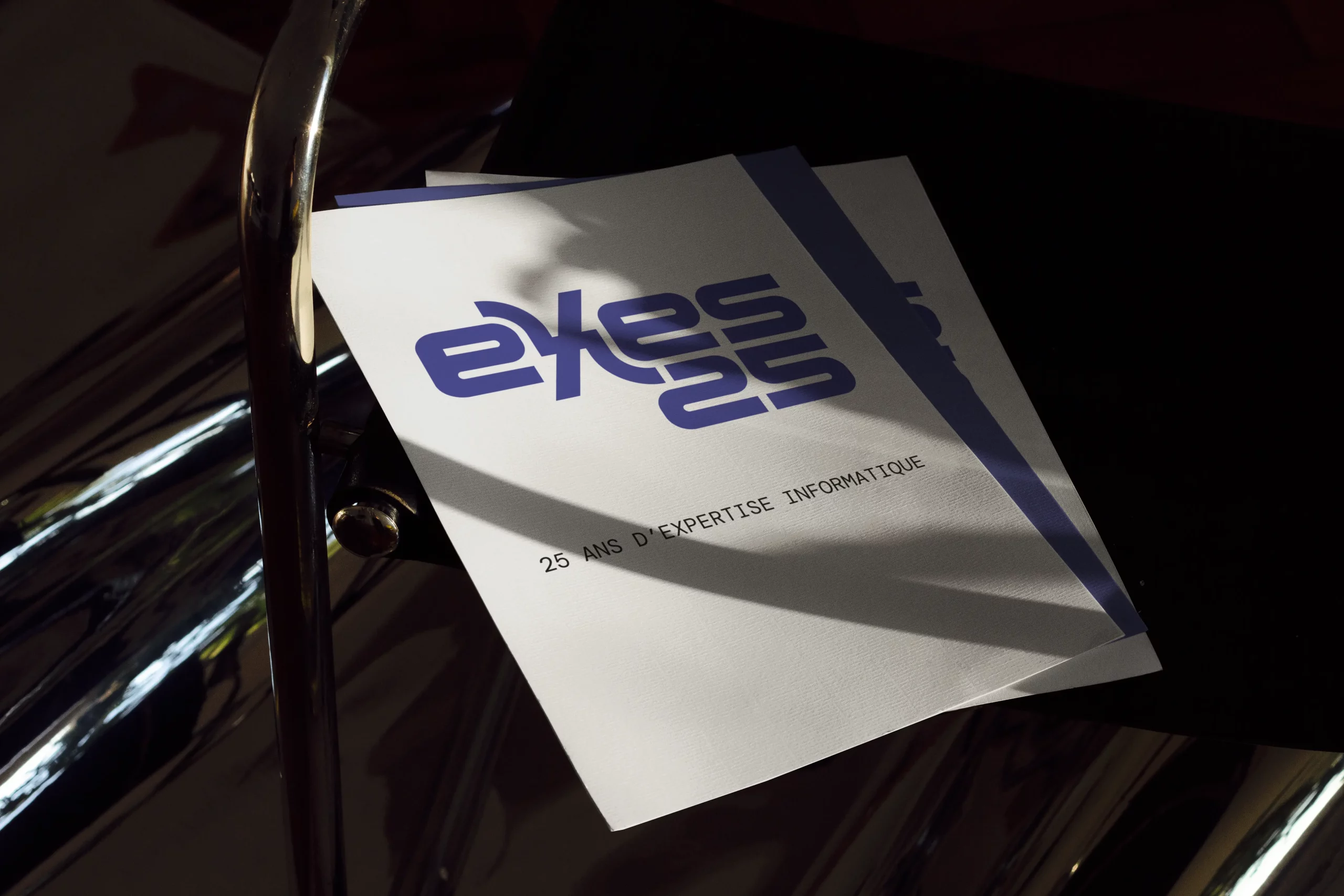 Carte d'information sur les 25 ans de la société informatique Exes