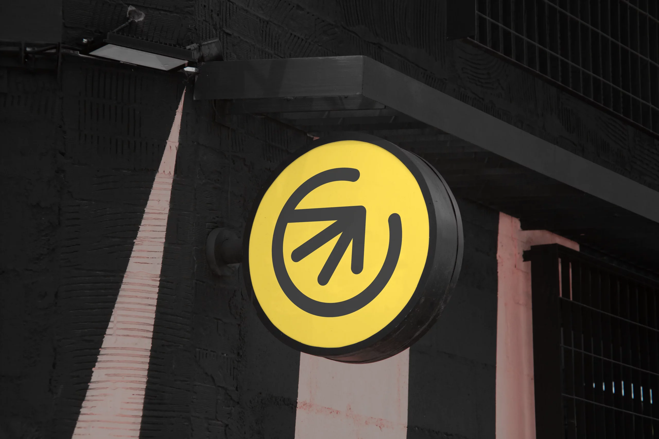 Enseigne avec le symbole de l'association Nous en mouvement